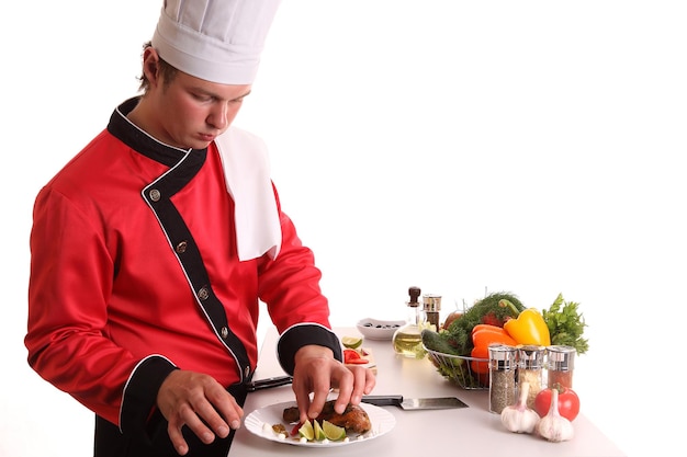 Kucharz przygotowujący danie w jasnej kuchni