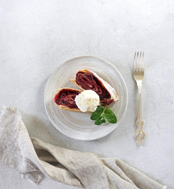 Kolacja przy świecach, talerz z aromatycznym daniem