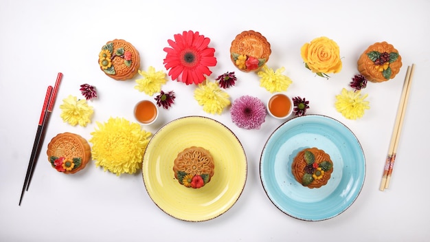 Zestaw talerzy z kolorowymi potrawami